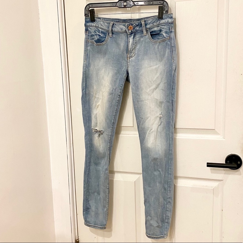 AEO Distressed light wash super stretch jegging